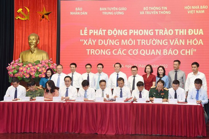 Lãnh đạo của 11 cơ quan thông tấn báo chí đã đại diện cho các cơ quan báo chí cả nước ký cam kết thực hiện phong trào thi đua - Ảnh: VGP/Nguyễn Hoàng