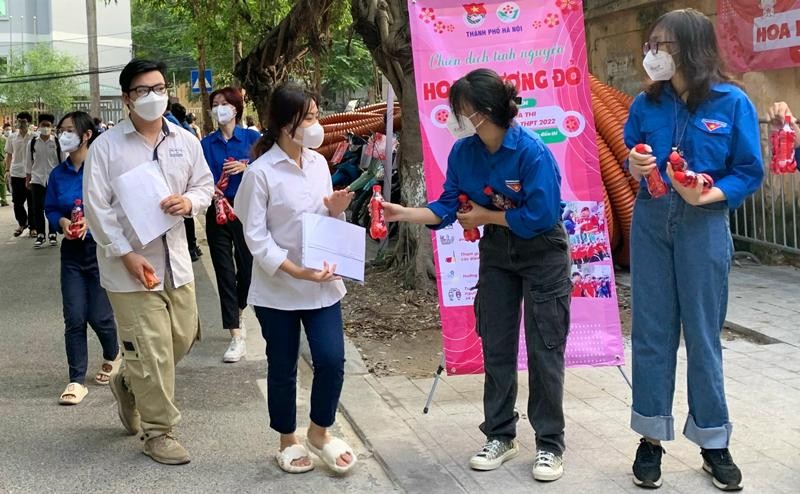 Hơn 5000 tình nguyện viên phủ khắp Hà Nội tiếp sức mùa thi
