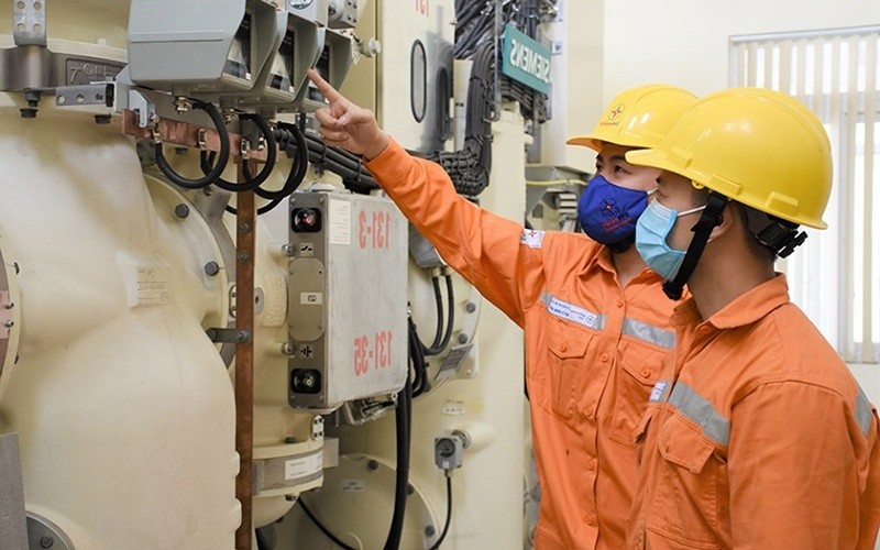 Công nhân Điện lực Quảng Bình kiểm tra hệ thống điện nhằm đảm bảo an toàn liên tục phục vụ tốt kỳ thi tuyển sinh lớp 10.