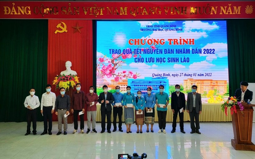 Tiến sĩ Võ Khắc Sơn - Phó Hiệu trưởng Trường Đại học Quảng Bình trao quà Tết cho lưu học sinh Lào.