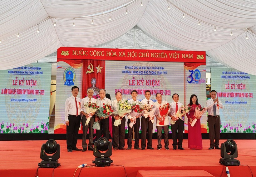 Quảng Bình: Kỷ niệm 30 năm ngày thành lập Trường THPT Trần Phú  ảnh 7