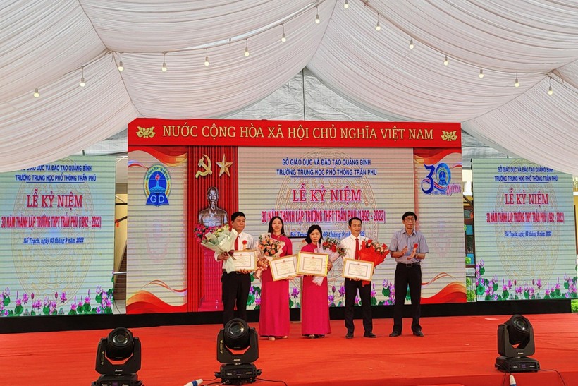 Quảng Bình: Kỷ niệm 30 năm ngày thành lập Trường THPT Trần Phú  ảnh 9