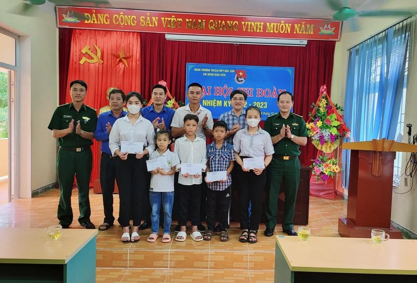 Niềm vui đến với các em học sinh nghèo tỉnh Quảng Bình ảnh 1