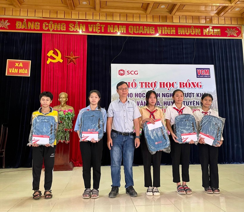 Mang niềm vui đến với học sinh nghèo vượt khó tại huyện miền núi Quảng Bình ảnh 2