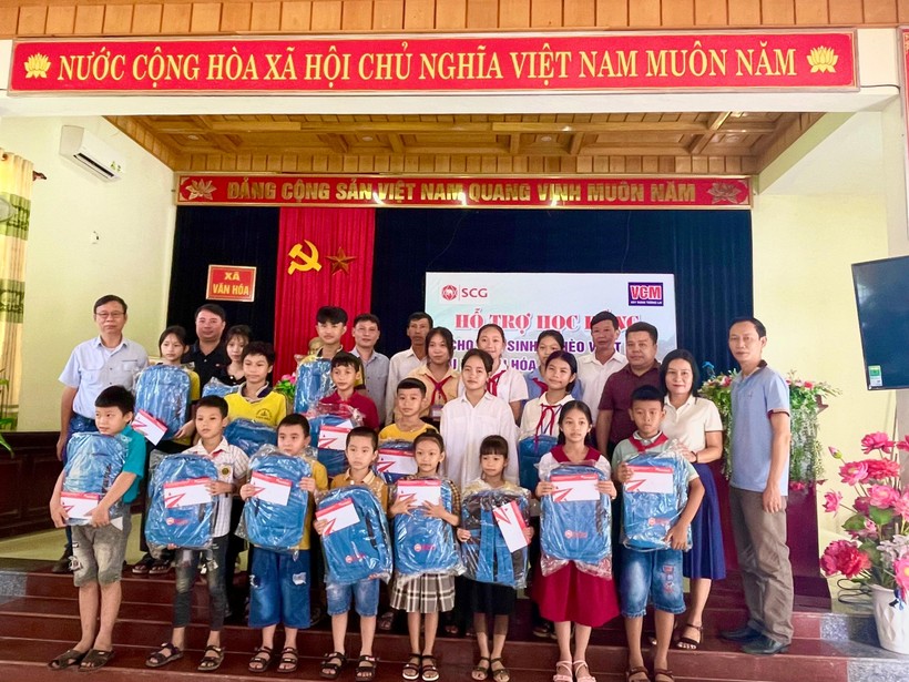 Mang niềm vui đến với học sinh nghèo vượt khó tại huyện miền núi Quảng Bình ảnh 1