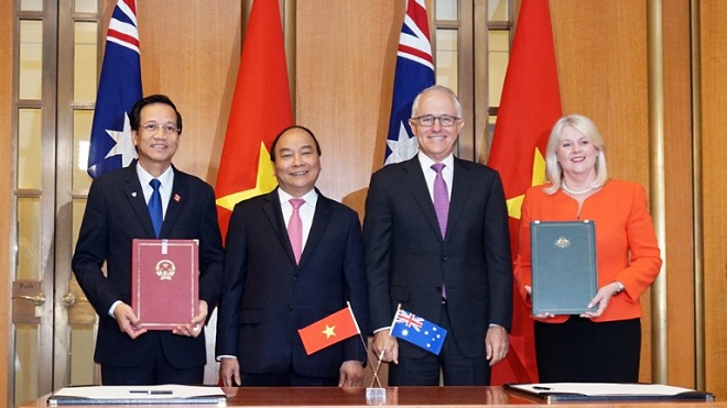 Thủ tướng Chính Phủ Nguyễn Xuân Phúc và Thủ tướng Thủ tướng Malcolm Turnbull cùng Bộ trưởng hai nước chụp ảnh tại Lễ ký Bản ghi nhớ
