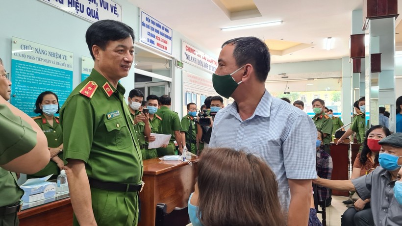Trung tướng Nguyễn Duy Ngọc - Thứ trưởng Bộ Công an trò chuyện với người dân ở Đà Nẵng đang đi làm Căn cước công dân. 