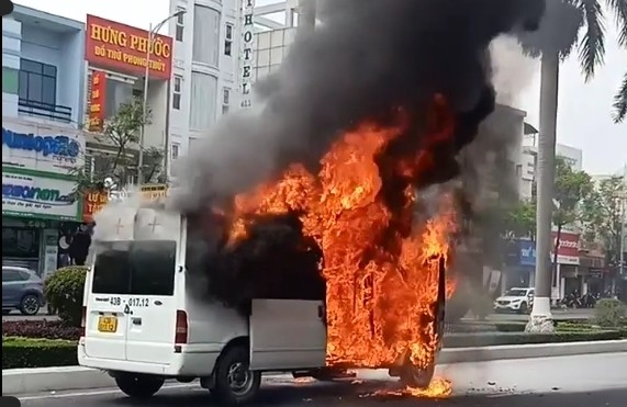 Đà Nẵng: Đang dừng đèn đỏ, ô tô tang lễ bỗng bốc cháy dữ dội