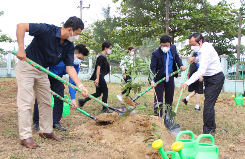 Đại học Đà Nẵng ra quân trồng cây “Đời đời nhớ ơn Bác Hồ”.