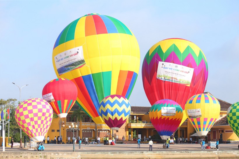 Những chiếc khinh khí cầu đầy màu sắc tuyệt đẹp bên bờ sông Hoài, phố cổ Hội An. 