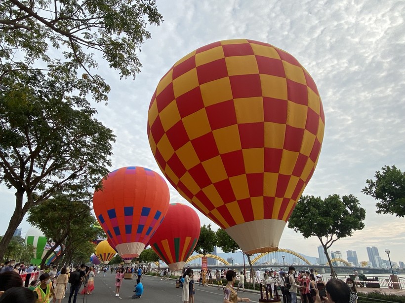Những khinh khí cầu đầy màu sắc bay lơ lửng bên bờ sông Hàn, TP Đà Nẵng.