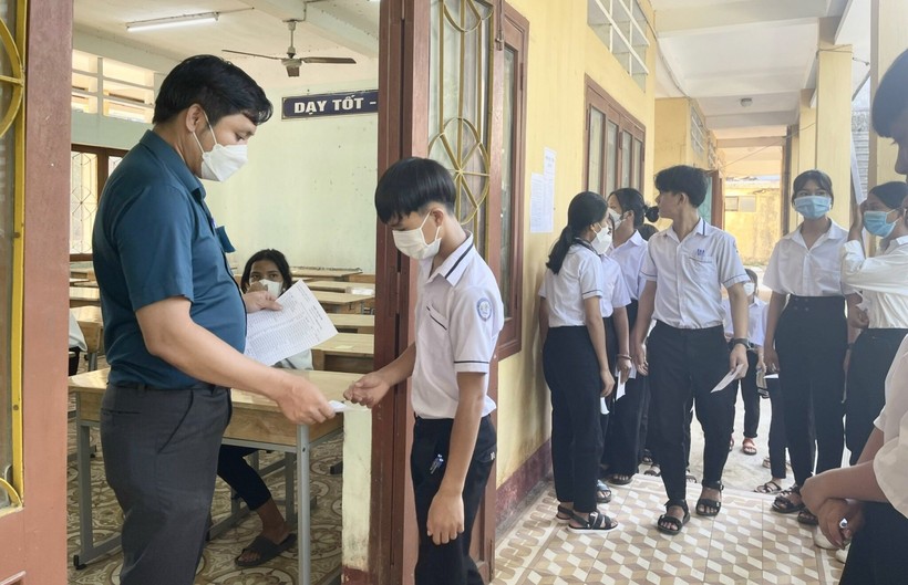 Cán bộ coi thi kiểm tra thẻ dự thi thí sinh tại Hội đồng thi Trường THPT Dân tộc nội trú Quảng Ngãi.