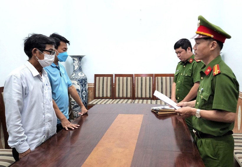 Lực lượng công an đang tống đạt quyết định khởi tố bị can đối với Tín và Tấn. 