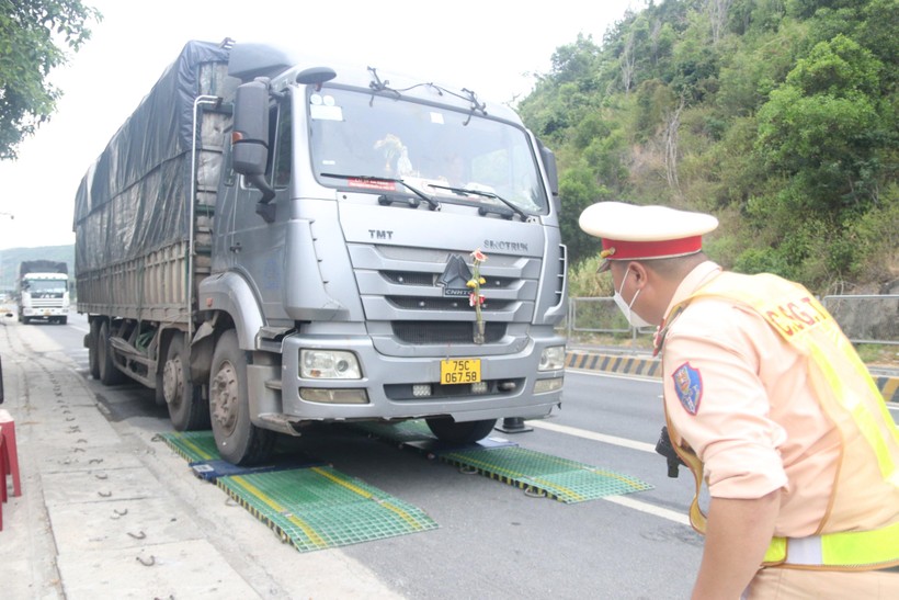 Lực lượng Cảnh sát giao thông cân kiểm tra tải trọng của các xe tải. 