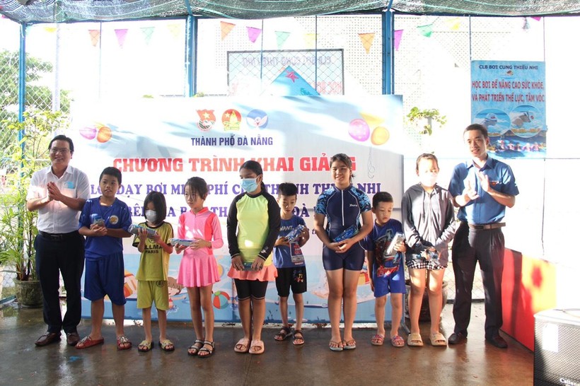 Đà Nẵng mở lớp học bơi miễn phí cho trẻ có hoàn cảnh khó khăn ảnh 1