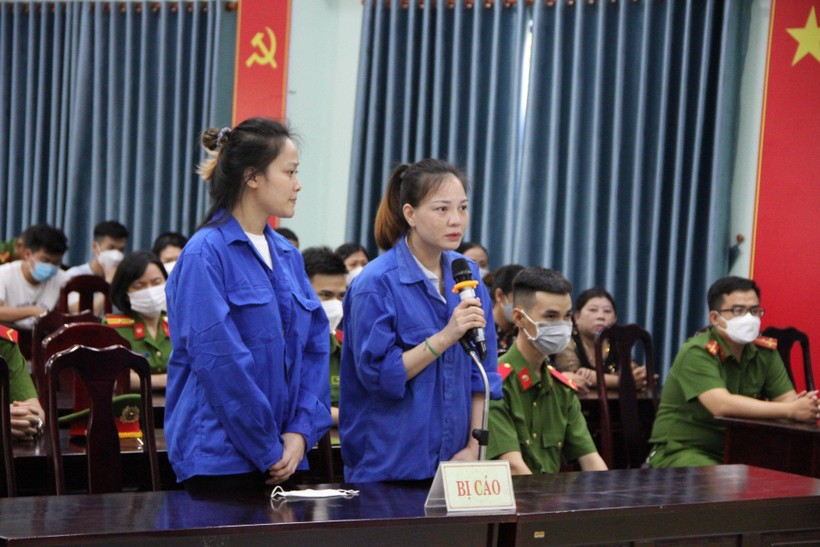 Hai chị em ruột là Xuân Anh (bên phải) và Hồng Ngọc (bên trái) tại phiên tòa. 