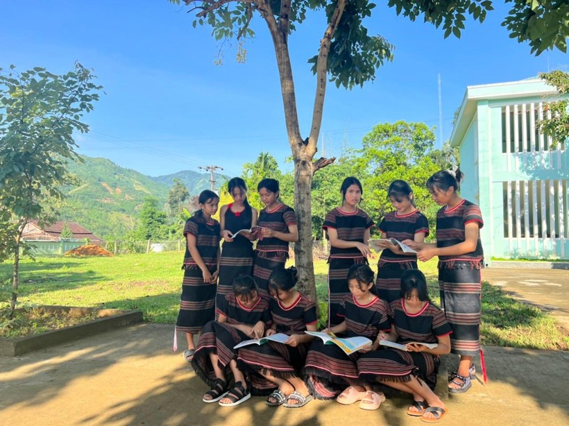 Quảng Nam: Học sinh miền núi rạng rỡ với bộ đồ truyền thống trong lễ khai giảng ảnh 7