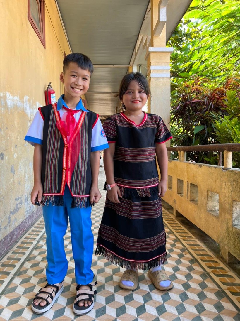 Quảng Nam: Học sinh miền núi rạng rỡ với bộ đồ truyền thống trong lễ khai giảng ảnh 10