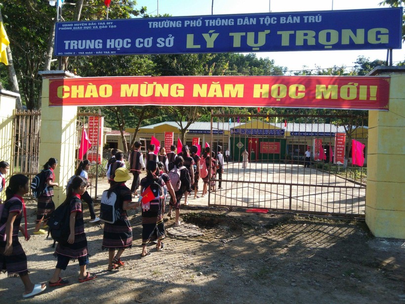 Quảng Nam: Học sinh miền núi rạng rỡ với bộ đồ truyền thống trong lễ khai giảng ảnh 1
