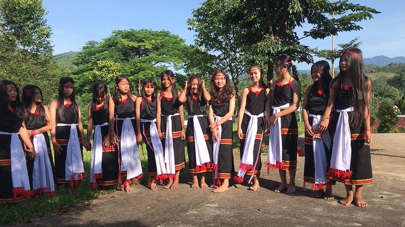 Quảng Nam: Học sinh miền núi rạng rỡ với bộ đồ truyền thống trong lễ khai giảng ảnh 9