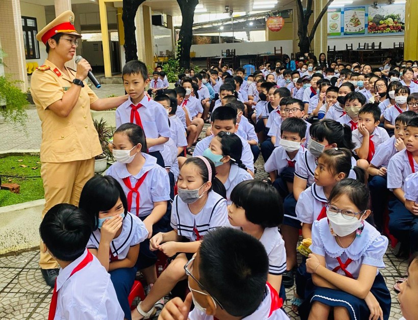 Đội CSGT trật tự, Công an quận Hải Châu (TP. Đà Nẵng) đã phối hợp, tổ chức tuyên truyền, phổ biến, giáo dục pháp luật về An toàn giao thông cho các em học sinh tiểu học. Ảnh: Công an. 
