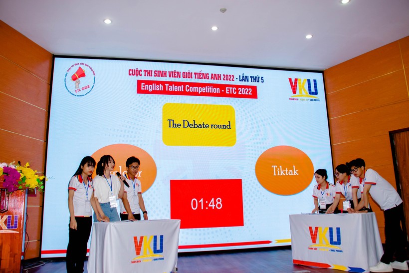 Các đội bước vào phần thi tranh luận tại vòng chung kết. 