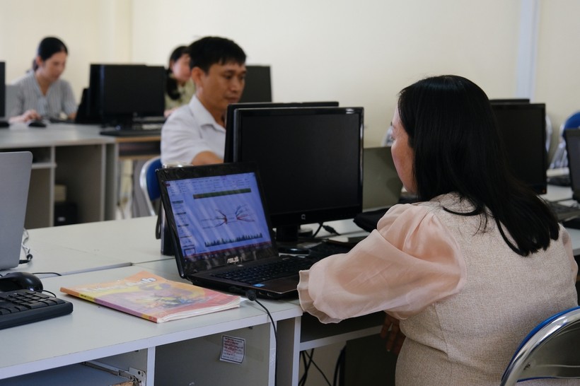 Giáo viên Trường THCS An Khánh trong giờ học trực tuyến.