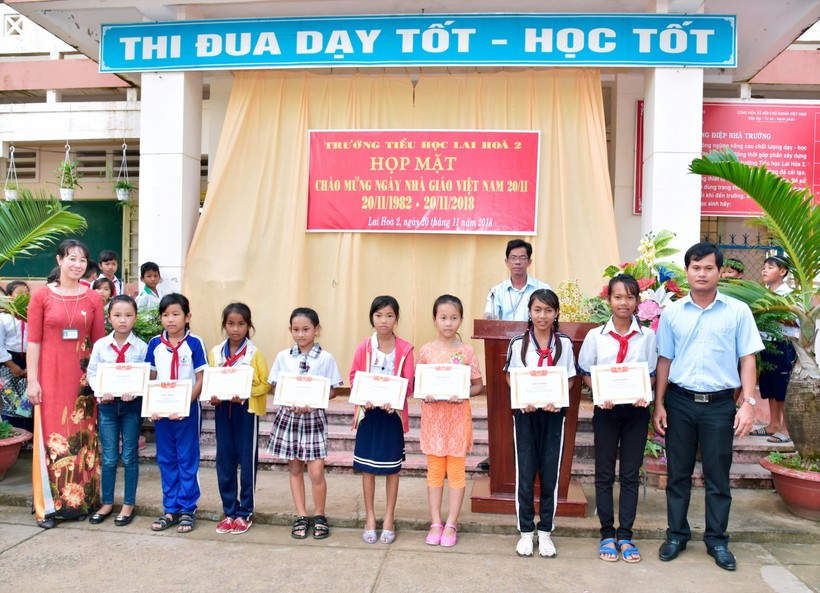 Thầy Trần Kim Cưng (phải) trao khen thưởng cho học trò nhân Ngày Nhà giáo Việt Nam.