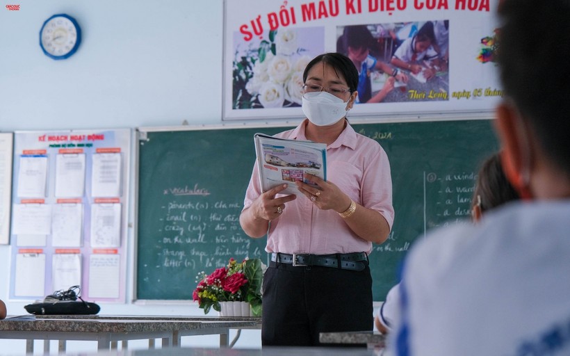 Thầy cô giáo trường THCS Thới Long, quận Ô Môn (TP Cần Thơ) củng cố kiến thức cho học sinh không đủ thiết bị tham gia học trực tuyến tại trường.