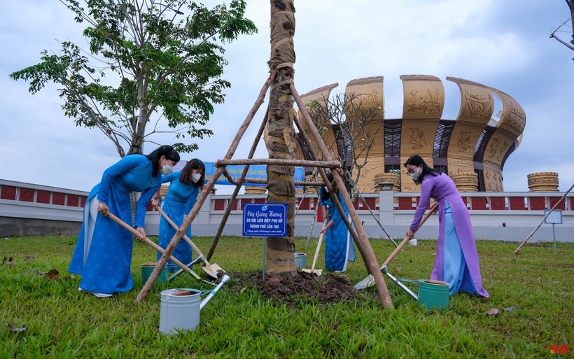 Nhân buổi lễ, Hội LHPN thành phố phát động và trồng cây lưu niệm tại Đền thờ Vua Hùng Cần Thơ.