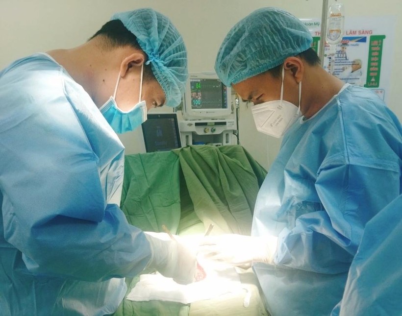 Các bác sĩ Khoa Thận Niệu đang phẫu thuật cấp cứu cho bệnh nhân.
