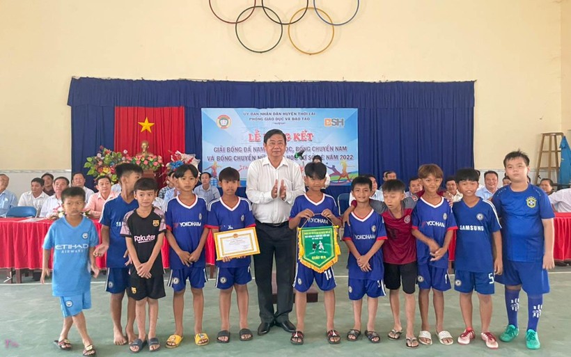 Ông Nguyễn Văn Chi, Trưởng phòng GD&ĐT huyện Thới Lai trao khen thường và cờ giải ba đội bóng đá nam tiểu học.