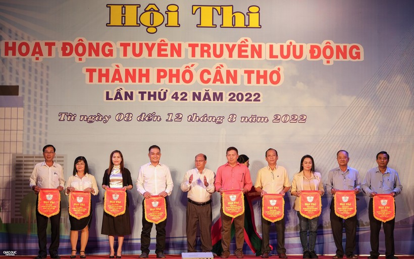 Ban tổ chức trao cờ lưu niệm cho các đội tham gia Hội thi Hoạt động tuyên truyền lưu động TP Cần Thơ lần thứ 42, năm 2022.