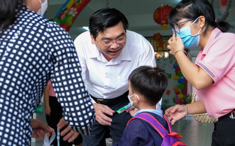 Ông Trần Thanh Bình, Giám đốc Sở GD&ĐT TP Cần Thơ đón và tặng bánh kẹo cho trẻ nhân dịp ngày đầu tựu trường