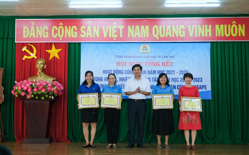 Ông Trần Thanh Bình, Giám đốc Sở GD&ĐT Cần Thơ trao bằng khen của Công đoàn GD Việt Nam cho các cá nhân có thành tích xuất sắc trong năm học 2021-2022.