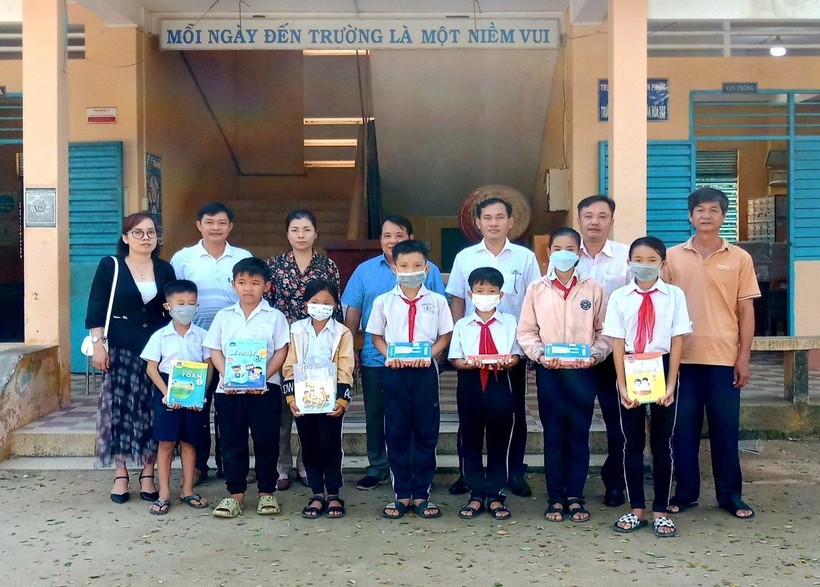 Đại diện chính quyền địa phương và mạnh thường quân trao tặng SGK cho học sinh khó khăn Trường THCS Vĩnh Phước.