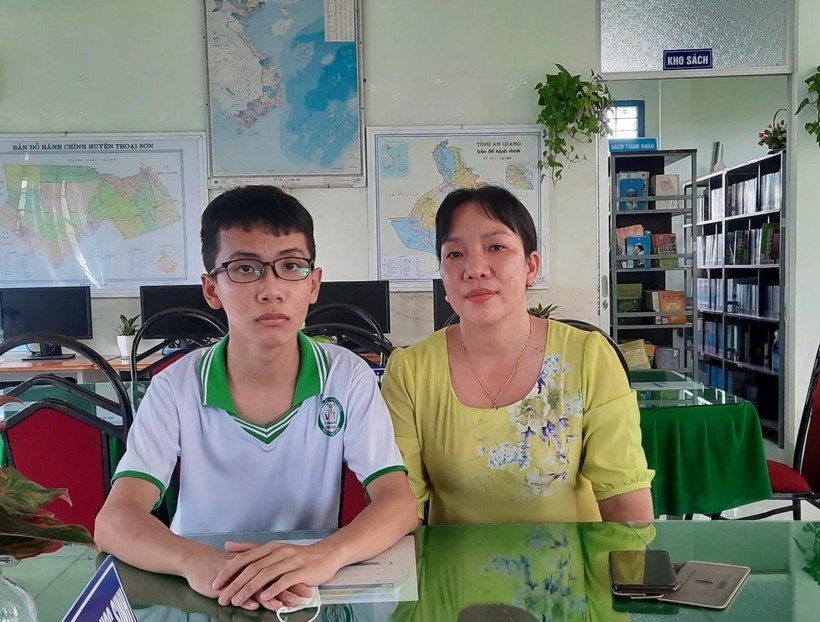 Em Nguyễn Văn Hồng Gấm và cô Phó Hiệu trưởng Trường THPT Vĩnh Trạch (huyện Thoại Sơn, tỉnh An Giang).