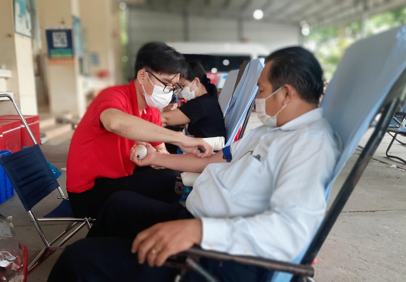 Thầy, cô giáo huyện Thoại Sơn đến điểm hiến máu từ rất sớm.