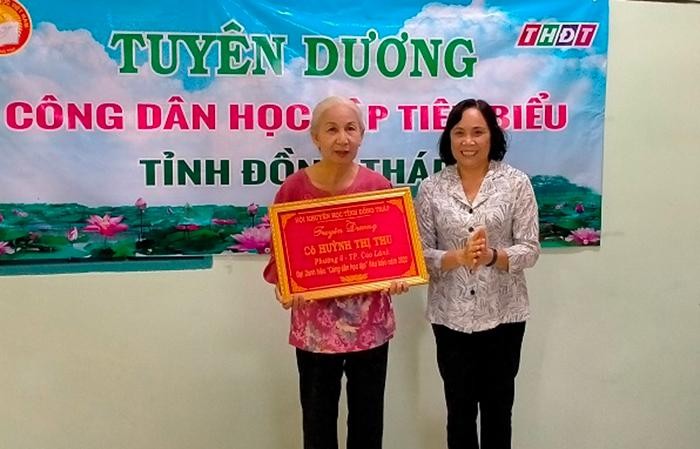 Chủ tịch Hội Khuyến học tỉnh trao bảng tuyên dương cho nhà giáo Huỳnh Thị Thu (ảnh TTĐT Đồng Tháp).