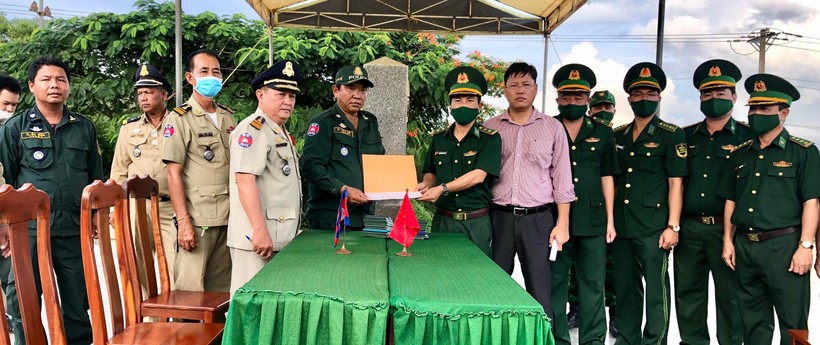Ký biên bản tiếp nhận 226 công dân Việt Nam giữa lực lượng chức năng Campuchia và Đồn biên phòng Cửa khẩu Quốc tế Hà Tiên.