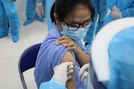 NÓNG 247 | Tiêm vắc xin cho sinh viên ký túc xá ĐH Bách Khoa TP. Hồ Chí Minh 
