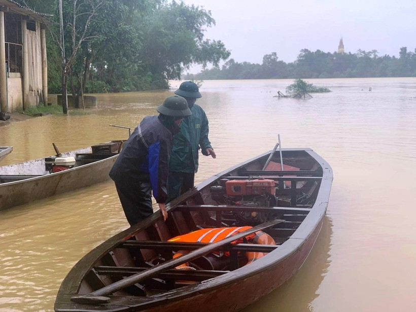 Các xã miền núi tại Hương Khê đều đã bị cô lập do mưa lũ.