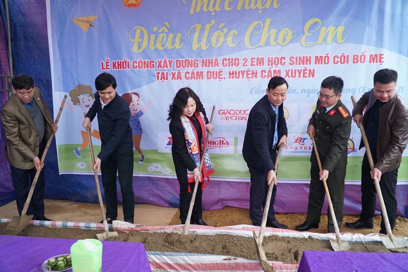 Thứ trưởng Bộ GD&ĐT Ngô Thị Minh cùng Đoàn công tác thực hiện lễ khởi công.