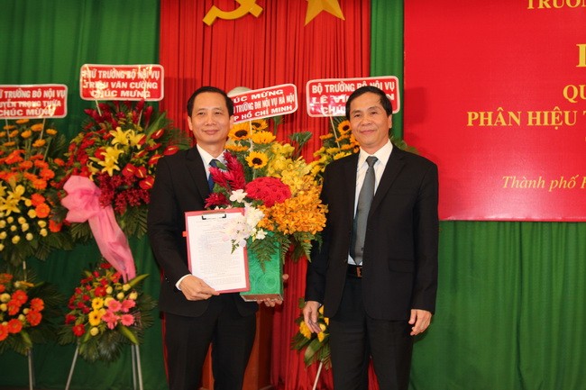 PGS.TS Nguyễn Bá Chiến  nhận quyết định thành lập Phân hiệu Trường ĐH Nội vụ Hà Nội tại TPHCM do Thứ trưởng Bộ Nội vụ Triệu Văn Cường trao.