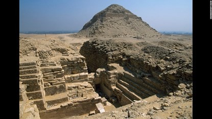 Một công trình kim tự tháp xây dựng dở dang từ thời Pharaoh Neferefre ở Abusir, Ai Cập.