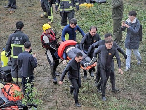 Lực lượng cứu hộ nỗ lực cứu các nạn nhân vụ rơi máy bay 