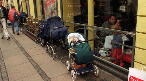 Ở Thụy Điển, các bậc cha mẹ thường để trẻ sơ sinh ngủ ở ngoài trời, ngay cả khi nhiệt độ xuống mức dưới 0 độ C.