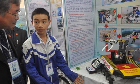 Nguyễn Văn Hoan bên mô hình băng tải đa năng năm 2014. (Ảnh: NVCC).