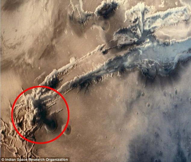 Đám mây bụi khổng lồ hình nấm dấy lên nghi vấn về nền văn minh Sao Hỏa