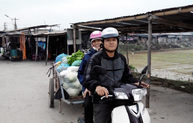 Một ngày làm việc của Trần Quang Long, phụ trách Hội thiện nguyện Lệ Thủy, bắt đầu với chiếc xe ba gác chở đầy rau quả này.
